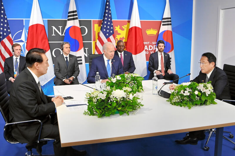 美國總統拜登（前中）、日本首相岸田文雄（前右）與韓國總統尹錫悅（前左）29日在北約峰會場邊進行3國領袖峰會，會中同意強化三方合作。（共同社）