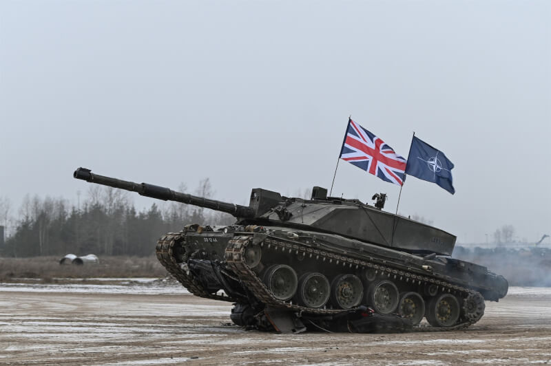 英國陸軍參謀長桑德斯28日表示，一旦與俄軍交戰，致勝關鍵是聯合作戰和多域作戰能力。圖為北約盟軍戰車上插著英國與北約旗幟。（圖取自facebook.com/ukarmedforces）