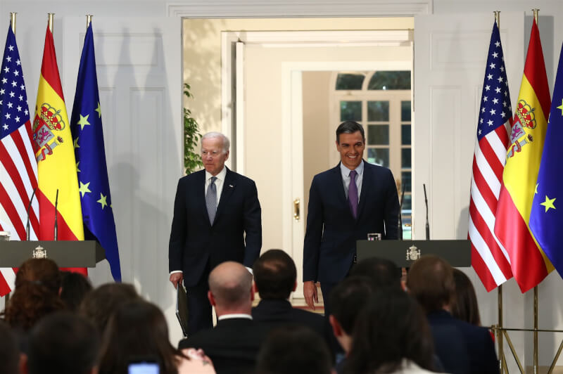 美國總統拜登（左）28日下午與西班牙總理桑傑士（右）首次正式會面，雙方會談後發表20年來首度更新的共同聲明。（圖取自twitter.com/sanchezcastejon）