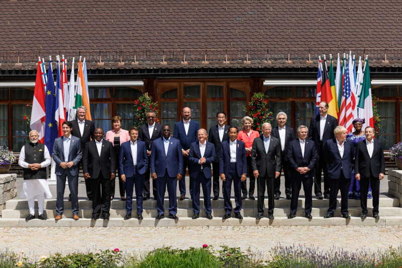G7峰會28日落幕，今年G7公報再次關切台海，鼓勵和平解決兩岸議題。圖為G7與夥伴國家領袖於峰會前合照。（圖取自twitter.com/Bundeskanzler）