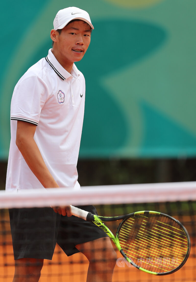 台灣網球好手曾俊欣（圖）是本屆溫網唯一取得會內單打資格的台灣選手，28日在溫布頓錦標賽首輪不敵英國地主選手葛瑞。（中央社檔案照片）