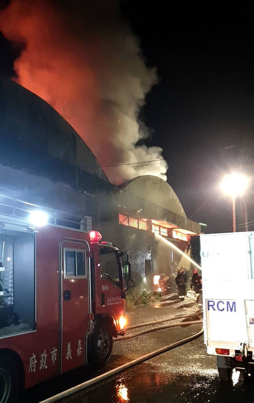 嘉義市消防局29日晚間8時27分獲報,在博愛路二段一處倉儲發生火警,因火勢猛烈,且現場位於家樂福夜市大魯閣打擊場旁,陸續出動消防人車到場灌救,所幸未傳人員受困。(嘉義市消防局提供)中央社記者黃國芳傳真 111年6月29日