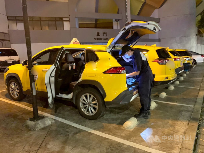 新北市板橋區29日發生債務糾紛當鋪槍擊案,警方全力偵辦掃蕩,經調閱監視器以車追人,將涉案張姓主嫌等11車19人查獲到案,並在計程車上進行蒐證、鑑識。(翻攝畫面)中央社記者黃旭昇新北傳真 111年6月30日