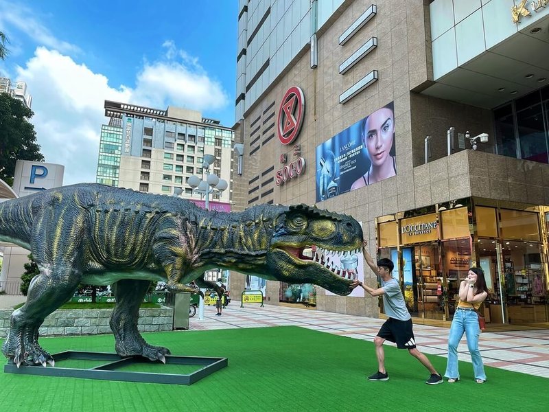 迎接暑假到來,國立自然科學博物館與台中市百貨公司業者攜手打造「FUN鬧恐龍島」系列活動,7月1日起到8月28日將有暴龍、三角龍、劍龍現身百貨公司廣場。(百貨公司提供)中央社記者郝雪卿傳真 111年6月30日