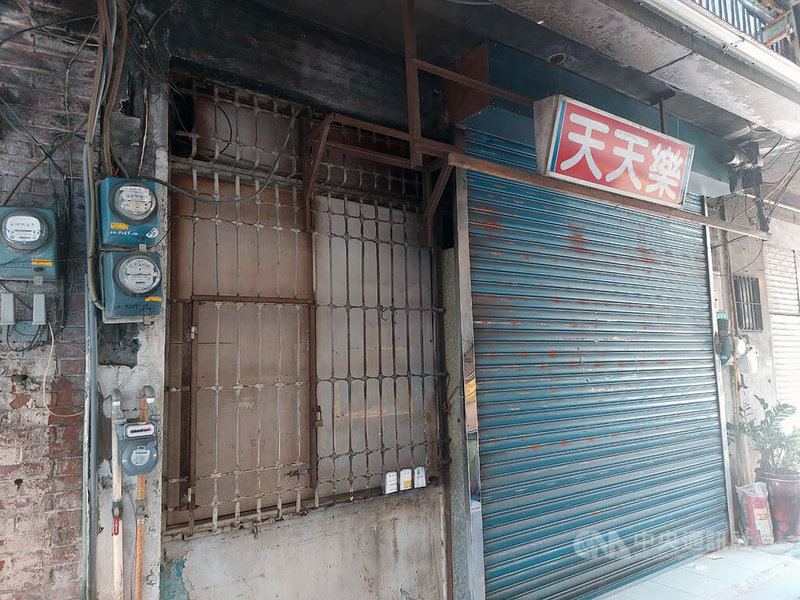 位在桃園市、全國僅存公娼館「天天樂」受疫情影響,6月1日起自主停業,業者29日繳回許可證由警方註銷,30日起正式熄燈歇業,全國合法公娼從此走入歷史。圖為「天天樂」門口外觀。(翻攝照片)中央社記者葉臻傳真 111年6月30日