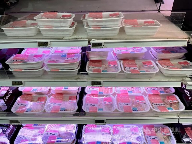 受到馬來西亞禁止活雞出口的影響，新加坡擴大其他進口來源，當地超市架上可看到許多來自泰國的雞肉產品。攝於13日。中央社記者侯姿瑩新加坡攝 111年6月30日