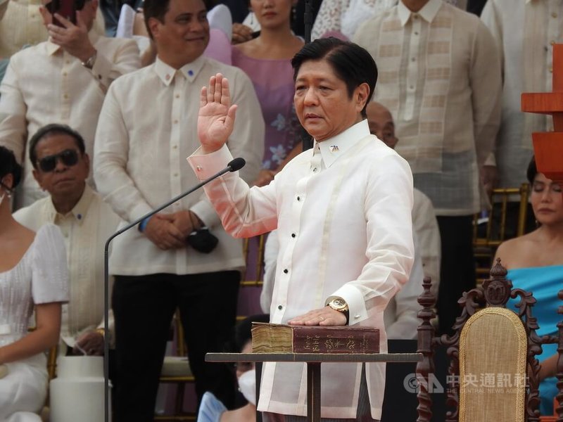 菲律賓第17屆總統小馬可仕30日在國家博物館前宣誓就職。中央社記者陳妍君馬尼拉攝 111年6月30日