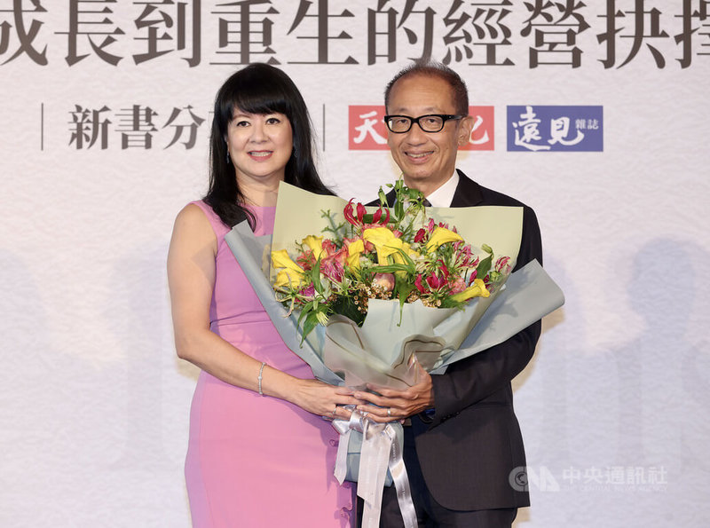天下文化出版「晶華菁華:潘思亮從成長到重生的經營抉擇與哲思」,30日在台北舉行新書分享會,晶華酒店董事長潘思亮(右)出席,他的妻子蔣一惠(左)現場獻花致意。中央社記者張皓安攝 111年6月30日