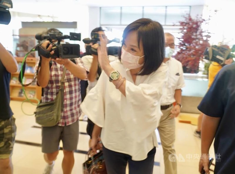國民黨高雄市黨部30日在蓮潭國際會館舉行提名同志輔選工作會議,代表國民黨參選高雄市長的智庫執行長柯志恩(前)出席,她進館時向支持者揮手致意。中央社記者董俊志攝 111年6月30日