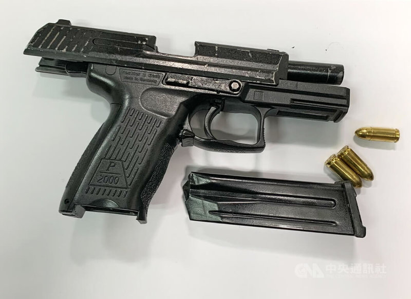 新北市板橋區29日發生債務糾紛當鋪槍擊案,警方全力偵辦掃蕩,將涉案張姓主嫌等11車19人查獲到案,依殺人未遂、槍砲、違反組織犯罪條例、毀損、傷害等罪嫌移送新北地檢署偵辦。圖為查扣槍枝。(翻攝畫面)中央社記者黃旭昇新北傳真 111年6月30日