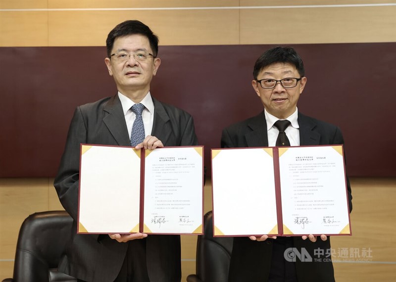 台灣科技大學與中央通訊社30日下午分別由校長顏家鈺(右)、社長張瑞昌(左)代表簽訂合作意向書,雙方將就人才培育、傳播教學、新聞專業等方面進行交流。中央社記者趙世勳攝 111年6月30日