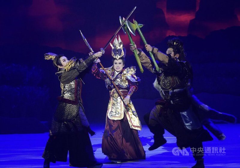 台北表演藝術中心開幕季將登場,首檔演出邀請明華園戲劇總團帶來年度新作「東海鍾離」,30日舉辦彩排記者會,演員陳昭賢(中)等人演出精彩片段。中央社記者徐肇昌攝 111年6月30日
