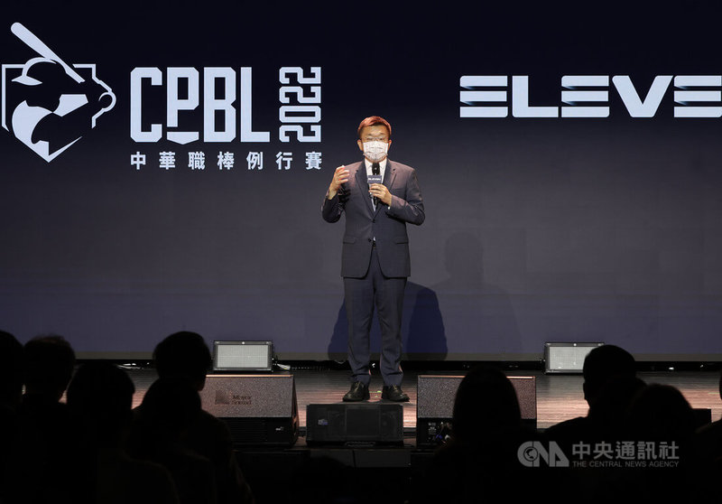Eleven Sports與日本職棒太平洋聯盟30日下午在台北共同舉行記者會,宣布簽下5年合約,中職會長蔡其昌(中)出席見證並表示,棒球不分你我,也是台日球迷共同語言。中央社記者趙世勳攝 111年6月30日