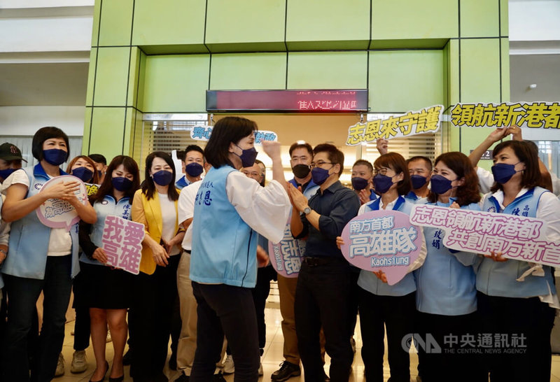國民黨高雄市長人選由智庫執行長柯志恩(前中)出線,柯志恩30日到高雄蓮潭會館與同黨市議員合體造勢,並握拳與議員一同高喊「團結拚勝選」。中央社記者董俊志攝 111年6月30日