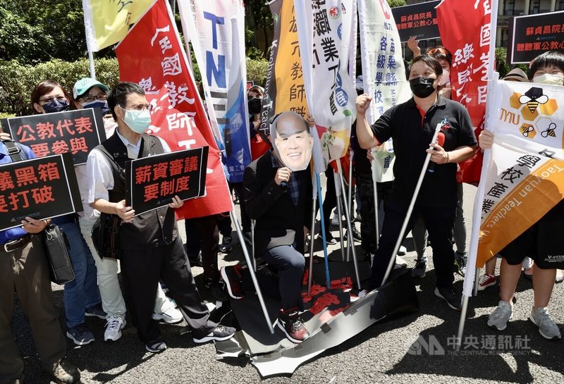 全國教師工會總聯合會30日到行政院陳情,指在職軍公教的待遇調整黑箱不透明,呼籲軍公教審議制度應該要公開制度化,並納入公教代表。中央社記者張皓安攝 111年6月30日