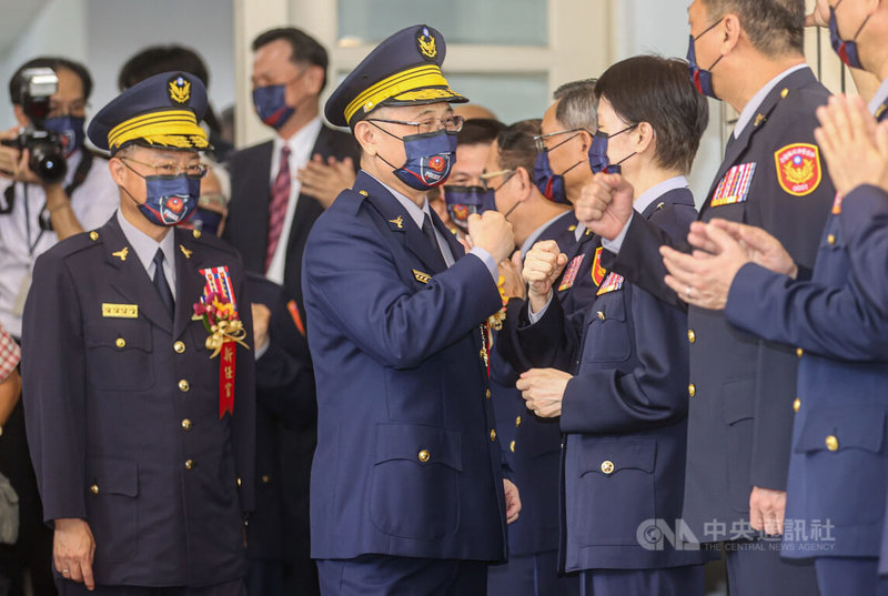 卸任警政署長陳家欽(前左2)30日下午在警政署完成交接儀式後準備離去,離開前向同仁一一擊拳致意。前左為新任警政署長黃明昭。中央社記者鄭清元攝 111年6月30日