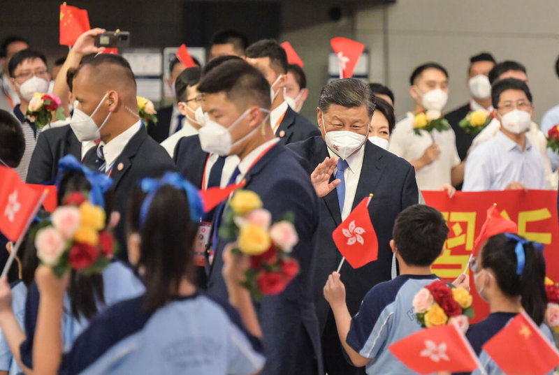 中國國家主席習近平30日搭乘高鐵抵港視察，圖為習近平在香港高鐵西九龍站內向迎接小學生揮手。（港府新聞處提供）中央社記者張謙香港傳真  111年6月30日