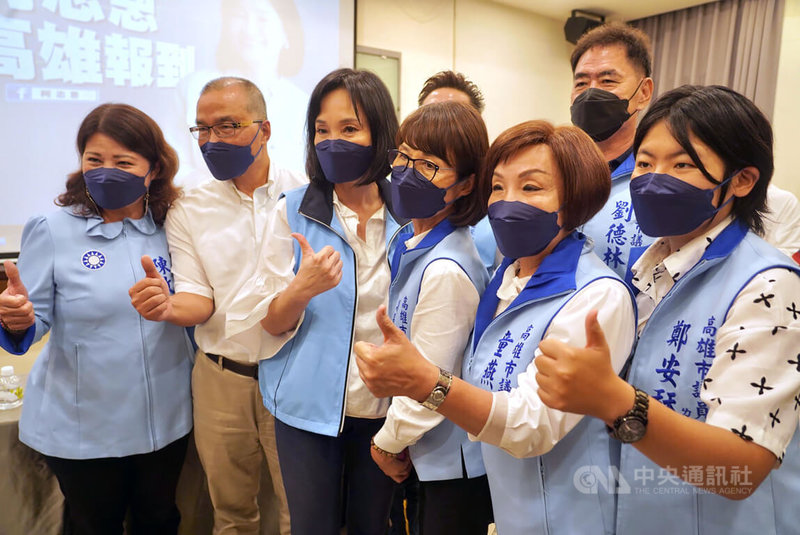 國民黨智庫執行長柯志恩(左3)獲黨內徵召,確定參選高雄市長,她30日南下高雄蓮潭會館出席活動,與同黨籍市議員開心比讚合影。中央社記者董俊志攝 111年6月30日