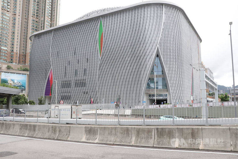 中國國家主席習近平30日訪問香港參加回歸25週年活動。有港媒報導,習近平的夫人彭麗媛將隨行,擬專程到訪西九文化區戲曲中心。圖為戲曲中心已經封閉,外面有警員駐守。中央社記者張謙香港攝 111年6月30日