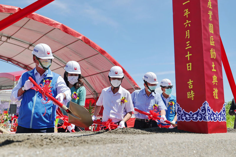 南投縣政府成功將舊公墓轉型開發為「草屯手工藝產業園區」,30日舉辦開工動土典禮,南投縣長林明溱(左3)等人出席執鏟。(南投縣政府提供)中央社記者蕭博陽南投縣傳真 111年6月30日