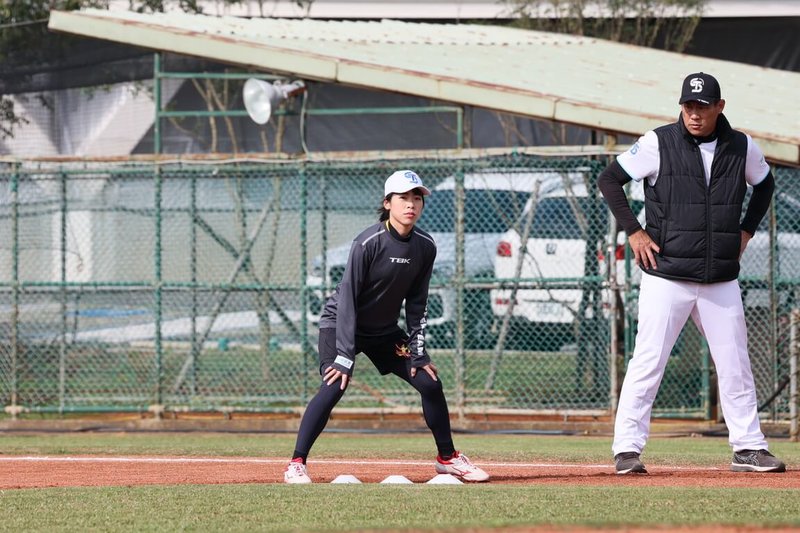 運動實境節目「超級王牌棒球隊」30日曝光正式預告,里約奧運射箭銅牌譚雅婷(左)坦言,棒球規則相較射箭對她來說太複雜。右為打擊教練陳文賓。(巨宸製作提供)中央社記者葉冠吟傳真 111年6月30日