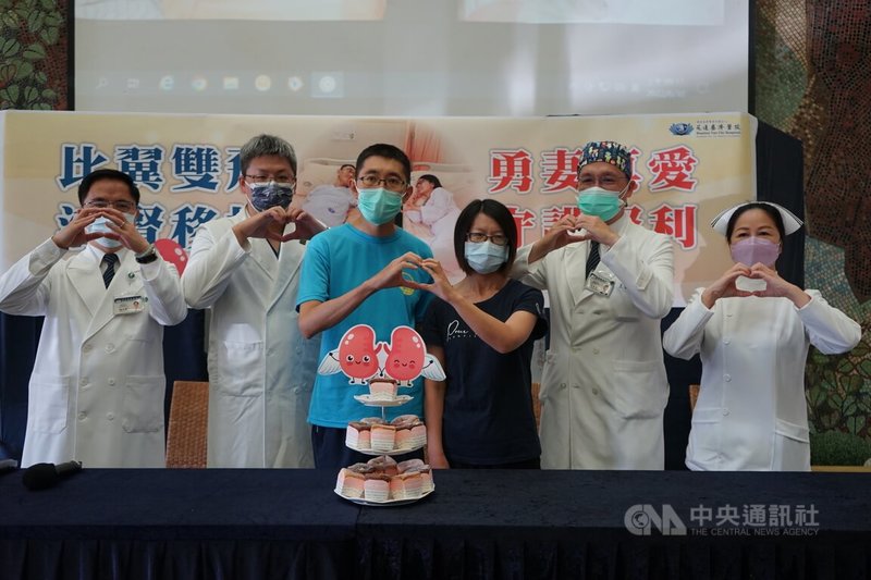 台北榮民總醫院玉里分院婦產科醫師鄭吟豪(左3)獲妻子吳宜玲(右3)捐贈,完成腎臟移植手術,花蓮慈濟醫院30日舉行移植分享活動。中央社記者張祈攝 111年6月30日