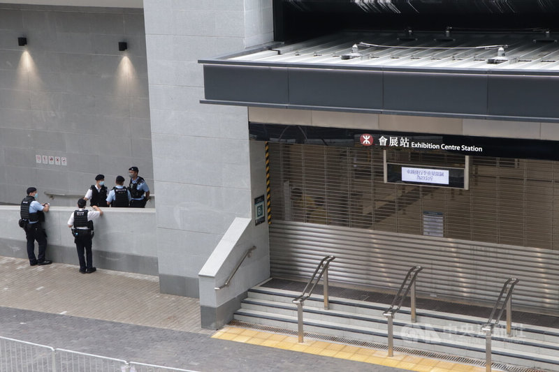 中國國家主席習近平預料30日來港，香港警方連續第2天在習近平可能的活動區域嚴密布防，並提升保安度，完全封鎖了會展中心外的地鐵站。中央社記者張謙香港攝  111年6月30日