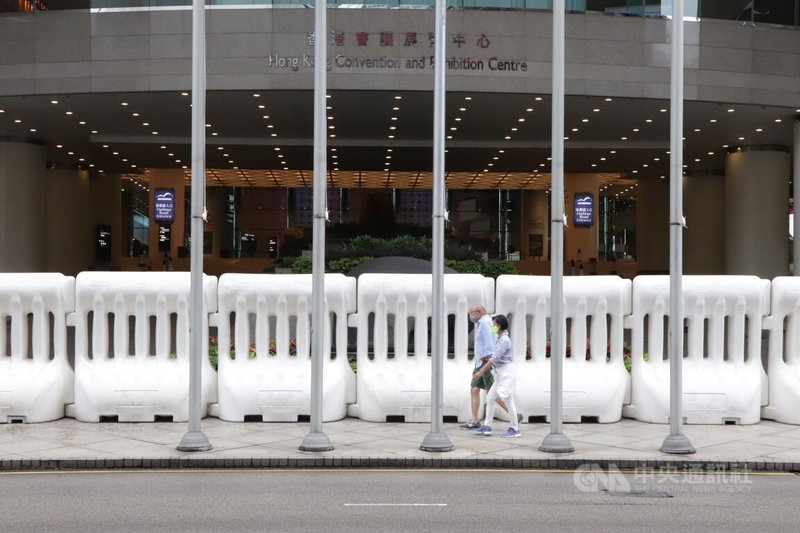 中國國家主席習近平預料30日來港，香港警方連續第2天在習近平可能的活動區嚴密布防。圖為警方在灣仔會展中心設置大型水馬（可注水的障礙物），以防有人衝撞。中央社記者張謙香港攝  111年6月30日