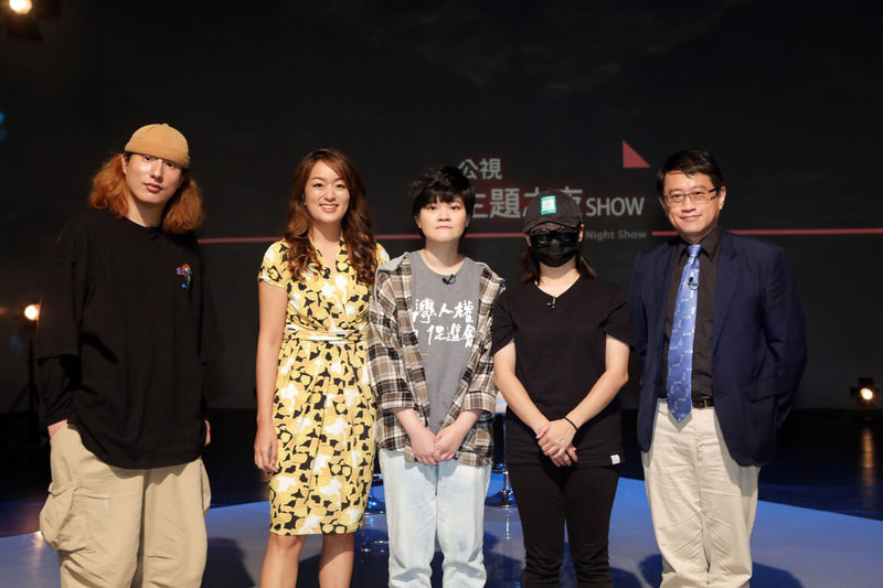 「公視主題之夜SHOW」本週將播出紀錄片「不割席」,映後論壇邀請到香港漫畫家柳廣成(左起)、Podcast「百靈果NEWS」主持人凱莉、台灣人權促進會副秘書長王曦、香港抗爭者小玟及國際法學者宋承恩,共同討論港人來台議題。(公視提供)中央社記者葉冠吟傳真 111年6月30日