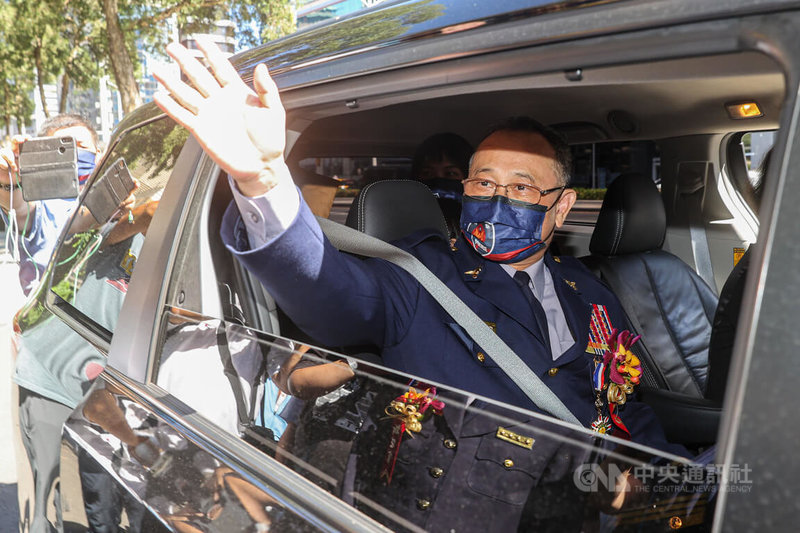 警政署30日下午舉辦卸、新任署長交接典禮,申請提前退休的卸任警政署長陳家欽在完成職務交接後搭車離開,從車內向眾人揮手告別。中央社記者鄭清元攝 111年6月30日