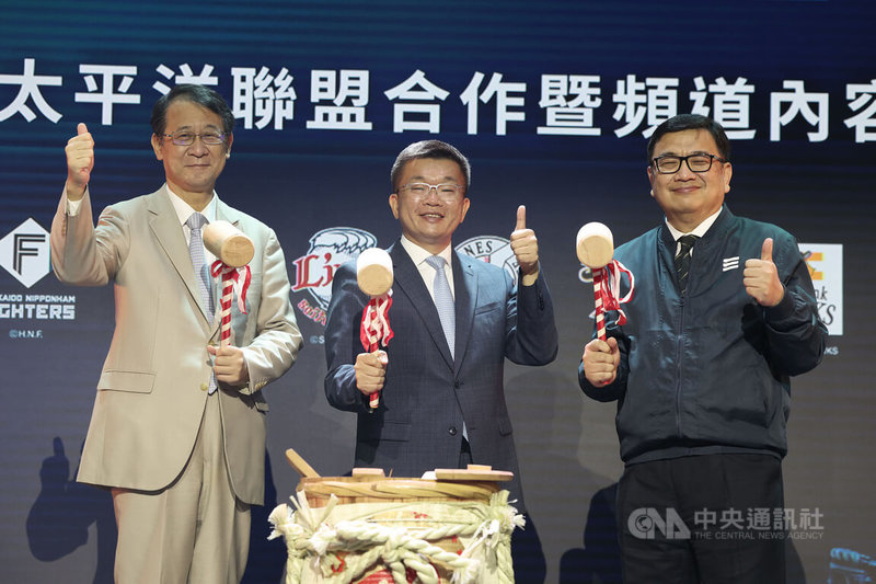 Eleven Sports與日本職棒太平洋聯盟30日在台北舉行記者會,宣布雙方簽下5年合約,Eleven Sports將週週轉播日職精彩賽事,日本駐台代表泉裕泰(左)、中職會長蔡其昌(中)與ElevenSports台灣區總經理鄧儒宗(右)出席與會。中央社記者趙世勳攝 111年6月30日