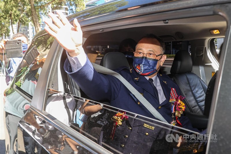 警政署30日下午舉辦卸、新任署長交接典禮,申請提前退休的卸任警政署長陳家欽在完成職務交接後搭車離開,從車內向眾人揮手告別。中央社記者鄭清元攝 111年6月30日