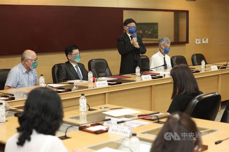 台灣科技大學與中央通訊社30日下午簽訂合作意向書,雙方將就人才培育、傳播教學、新聞專業等方面進行交流,藉此強化永續發展與社會責任的落實。台科大校長顏家鈺(後右2)致詞時表示,技職體系的師生都比較一板一眼,對媒體較無經驗,希望藉此機會向中央社學習。中央社記者趙世勳攝 111年6月30日