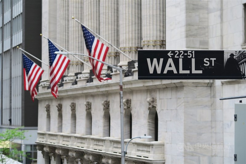 美國股市3大指數29日微幅漲跌，其中標普走勢震盪。圖為華爾街路標及紐約證券交易所。（中央社檔案照片）