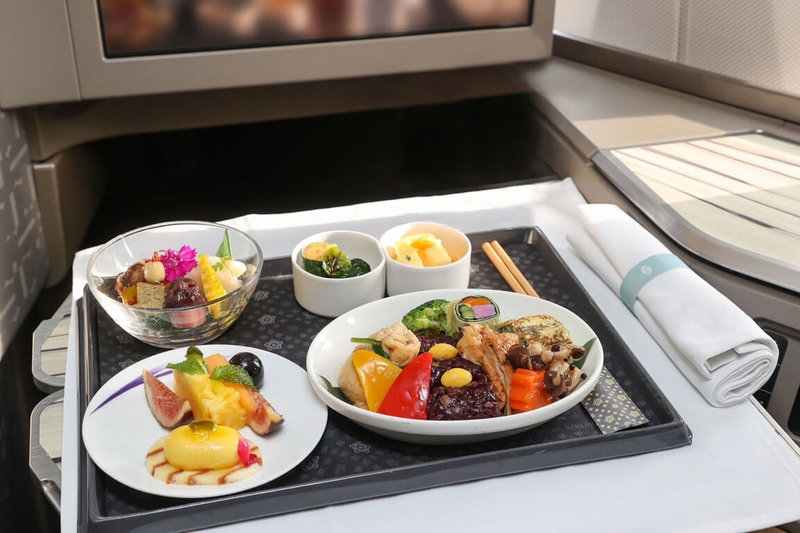 中華航空30日宣布，從7月起恢復豪華商務艙及商務艙旅客獨享菜單服務，首波獨享菜單以減碳及在地採購為核心理念。（華航提供）中央社記者余曉涵傳真  111年6月30日