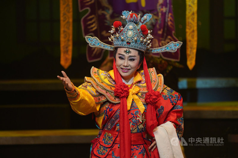 明華園戲劇總團當家小生孫翠鳳30日在台北表演藝術中心扮演戲神田都元帥,為即將正式開幕營運的北藝中心帶來「淨台開箱儀式」,送上滿滿祝福。中央社記者徐肇昌攝 111年6月30日