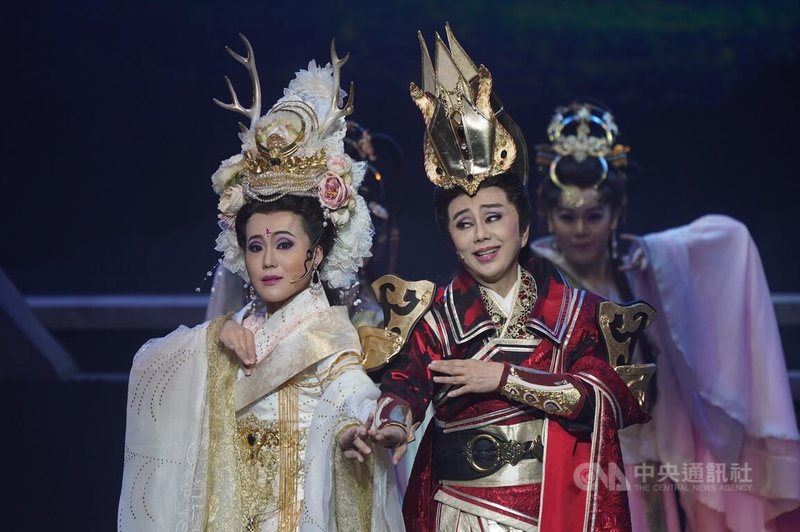 明華園戲劇總團年度新作「東海鍾離」將在台北表演藝術中心開幕季首演,30日舉行彩排記者會,當家小生孫翠鳳(前右)、演員陳昭婷(左)率領團員演出精彩片段。中央社記者徐肇昌攝 111年6月30日