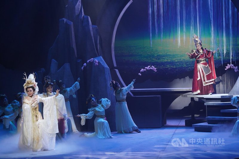明華園戲劇總團年度新作「東海鍾離」將在台北表演藝術中心開幕季首演,團員們30日在彩排記者會演出精彩片段。中央社記者徐肇昌攝 111年6月30日