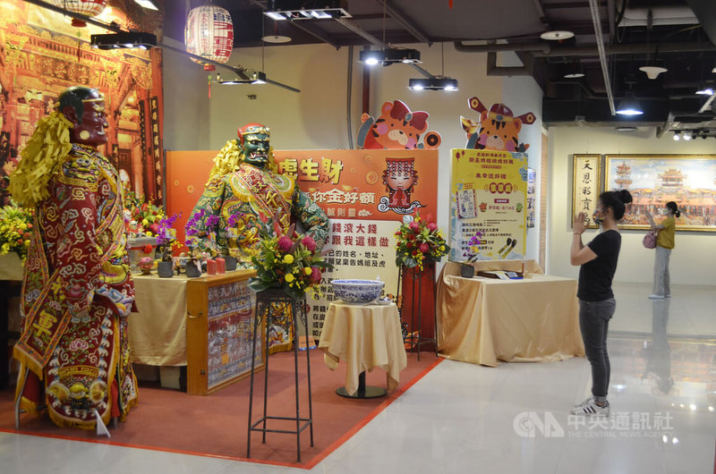 嘉義新港奉天宮「百年元宵 新生不息-新港奉天宮遶境特展」30日起至8月14日在嘉市耐斯廣場舉行,現場除精緻展品外,也布置媽祖神像及左右護法將軍千里眼、順風耳,可供民眾參拜。中央社記者蔡智明攝 111年6月30日