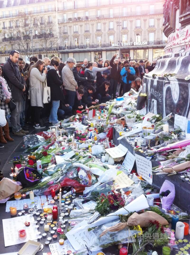 恐怖組織「伊斯蘭國」（IS）2015年11月13日晚間在巴黎大開殺戒，造成130人死亡，法國法院判處唯一生還成員無期徒刑。圖為事發後第一個週末，民眾到巴黎共和廣場哀悼。（中央社檔案照片）