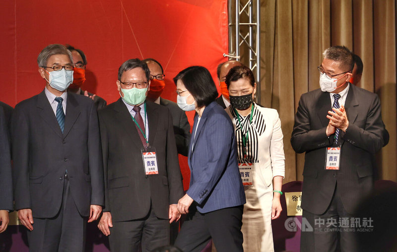 總統蔡英文（中）30日在台北國際會議中心出席第65屆會計師節慶祝大會，經濟部長王美花（右2）、內政部長徐國勇（右）、財政部長蘇建榮（左2）、金管會主委黃天牧（左）等人也出席與會。中央社記者王飛華攝  111年6月30日