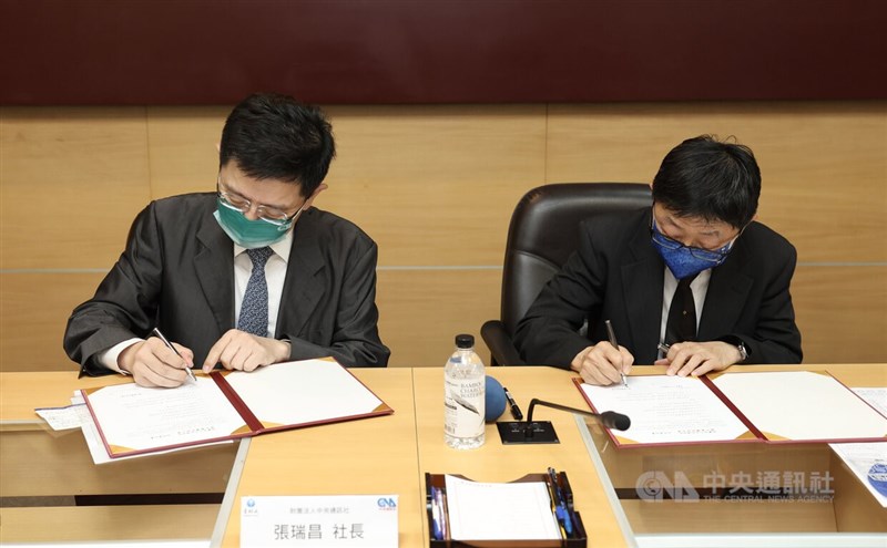 台灣科技大學與中央通訊社30日下午簽訂合作意向書,雙方將就人才培育、傳播教學、新聞專業等方面進行交流,藉此強化永續發展與社會責任的落實。圖為中央社社長張瑞昌(左)、台科大校長顏家鈺(右)雙方交換簽署合作意向書。中央社記者趙世勳攝 111年6月30日