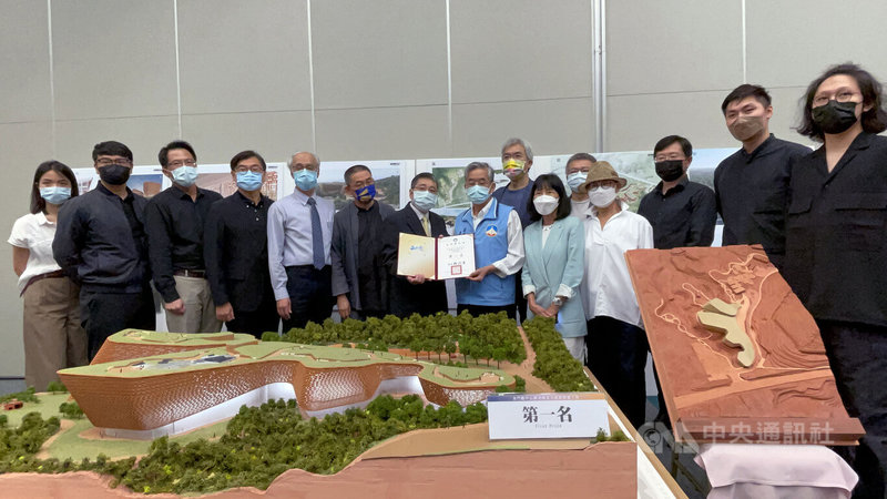經過兩階段競爭,金門縣圖美館工程公開競圖設計結果,30日下午在台公布,由金門縣副縣長李增財(左8)宣布並頒獎,首獎由潘冀聯合建築師團隊拿下。中央社 111年6月30日