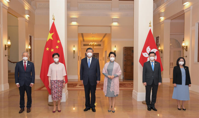 中國國家主席習近平（左3）和妻子彭麗媛（左4）30日會見香港行政長官林鄭月娥（左2）。（圖取自香港特別區政府新聞公報網頁info.gov.hk）