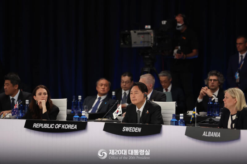 韓國總統尹錫悅（前中）首次應邀出席北約峰會。（圖取自facebook.com/sukyeol.yoon）