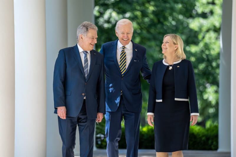美國總統拜登（中）的一連串電話，促使芬蘭和瑞典加入北約。左為芬蘭總統尼尼斯托，右為瑞典總理安德森。（圖取自facebook.com/POTUS）