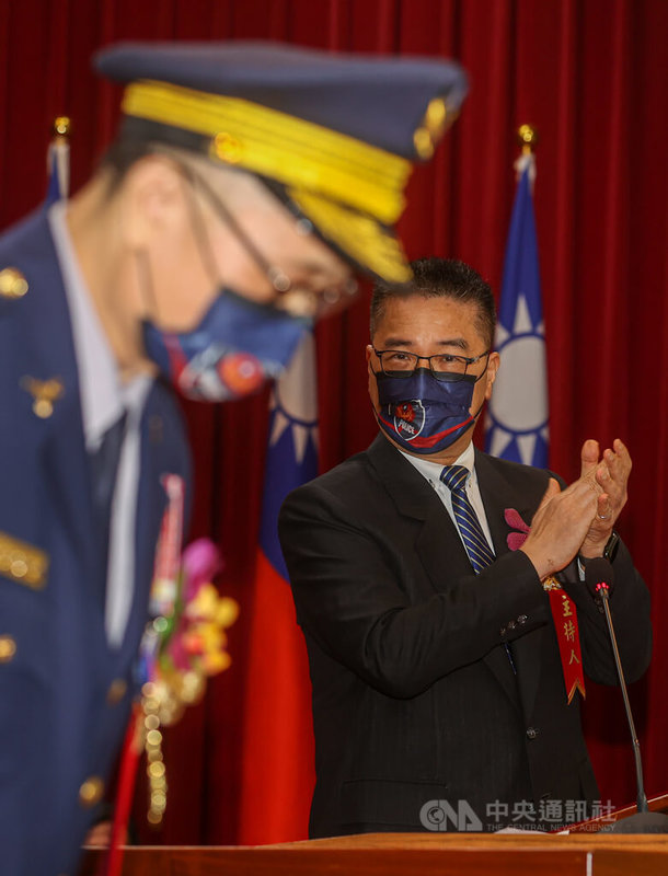 警政署30日舉行卸、新任署長交接典禮,內政部長徐國勇(右)出席擔任監交人並致詞,他對卸任警政署長陳家欽(左)的努力與付出表示肯定,在台上帶領眾人向他鼓掌致意。中央社記者鄭清元攝 111年6月30日