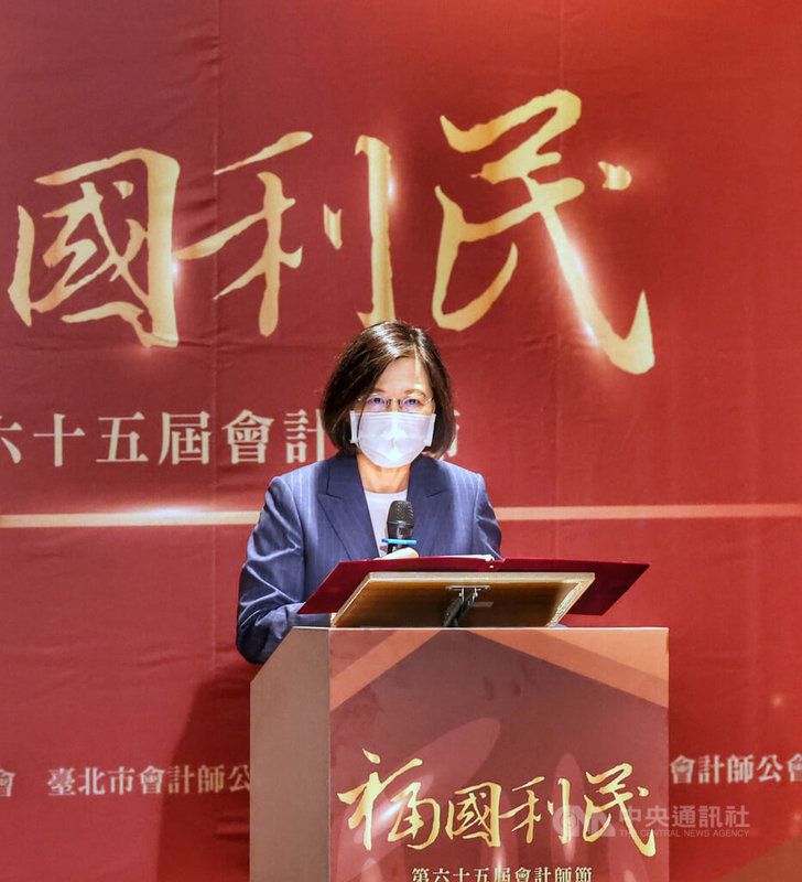 總統蔡英文30日晚間在台北出席第65屆會計師節慶祝大會致詞表示，台灣2021年經濟成長率突破6%，今年出口表現也非常強勁，連23個月正成長，經濟與企業表現很好，其中會計師提供的專業服務，扮演重要角色。中央社記者王飛華攝  111年6月30日