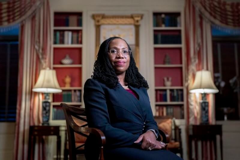 圖為美國首位非裔女性大法官傑克森。（圖取自twitter.com/WhiteHouseOPE46）