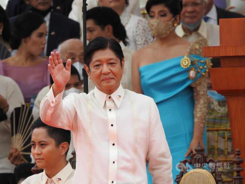 菲律賓新任總統小馬可仕6月30日會見中國國家副主席王岐山時說，中國是菲律賓「最強有力的夥伴」。圖為小馬可仕就職典禮畫面，攝於6月30日。中央社記者陳妍君馬尼拉攝  111年7月1日